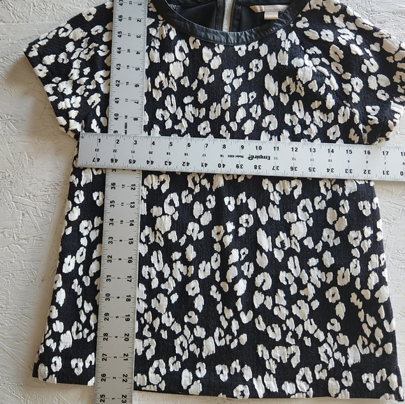 Banana Republic short sleeve abstract patterned top blouse medium textured - Picture 3 of 5